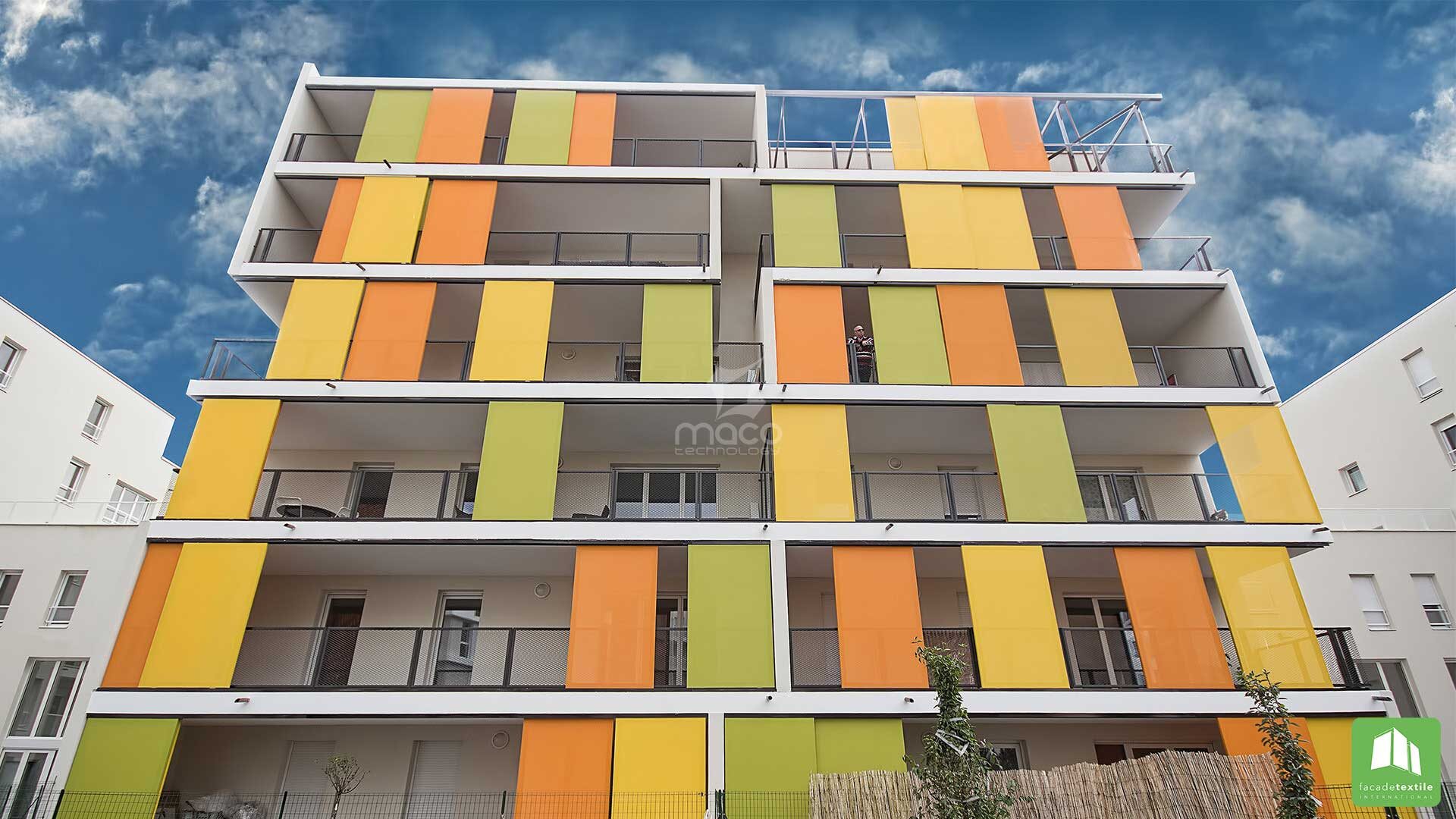 Pannelli tessili ombreggianti colorati su facciata